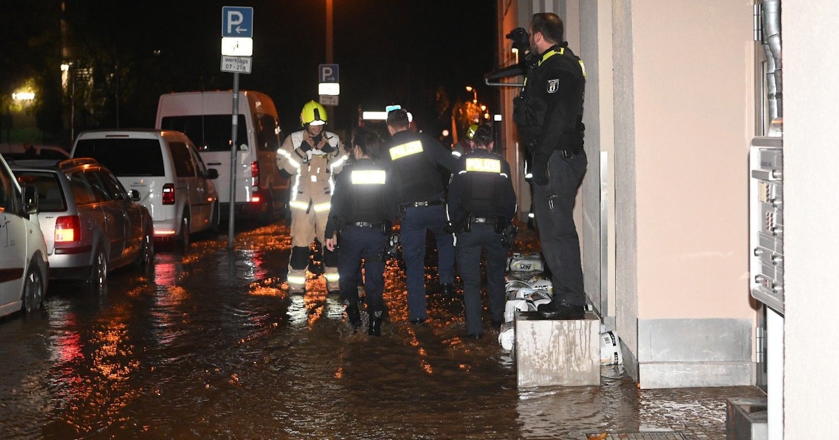 Berlin-Lichtenberg: Wasserrohrbruch in der Gotlindestraße Berlin-Lichtenberg: Wasserrohrbruch in der Gotlindestraße