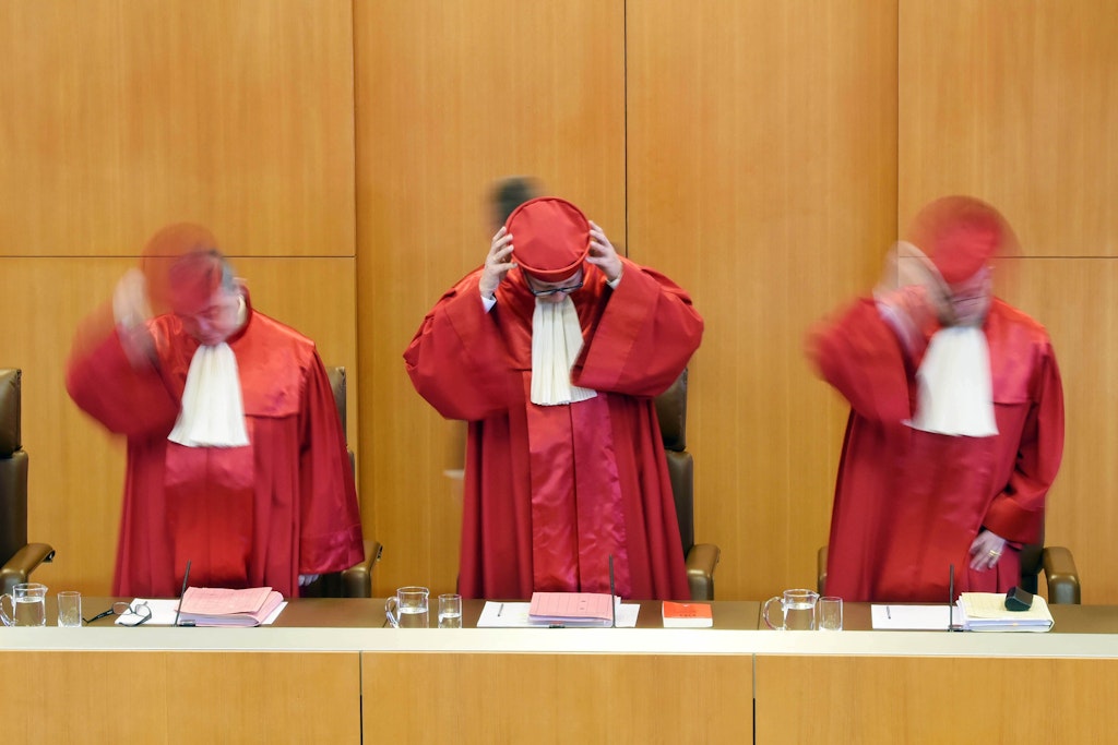 Verfassungsrichter Peter Müller (li.) hat sich zu den Wahlpannen in Berlin geäußert (Symbolbild).&nbsp;