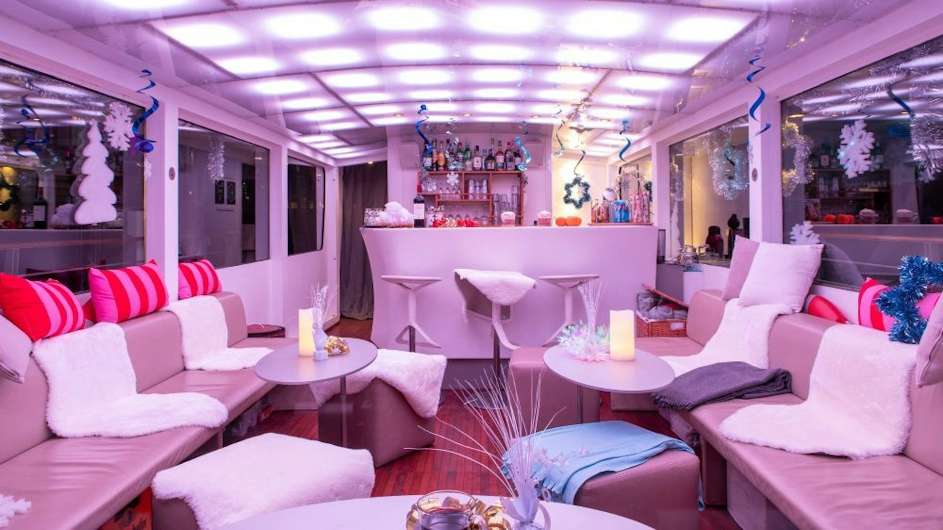 Blick in den Innenraum mit Bar, kuschligen Decken und die Farbe der Beleuchtung können Sie bestimmen!