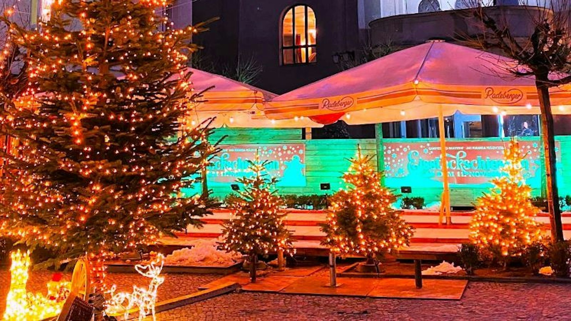 Eisstockschießen an der Friedrichstraße direkt am Berliner Ensemble.