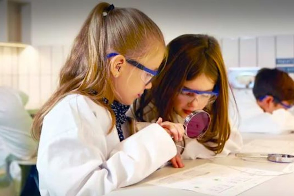 Mit verschiedenen <strong>Geheimtinten</strong> können Kinder im Agentenlabor eigene Geheim-Nachrichten schreiben und Sie wieder sichtbar machen. An Wochenenden und bei Kindergeburtstagen zeigen wir auch giftige Geheimtinten.