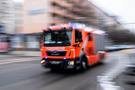 Berlin-Marzahn: Zwei Wohnwagen stehen in Flammen – Brandstiftung vermutet