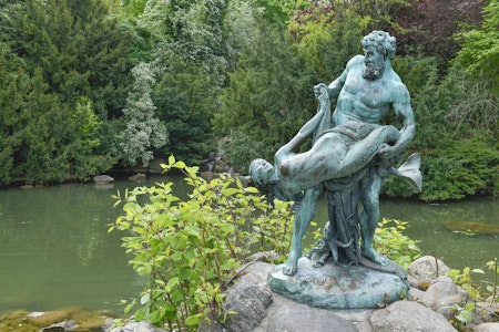 Die verhüllte Statue im Viktoriapark in Berlin-Kreuzberg und die Frage: „Was will die Nixe?“