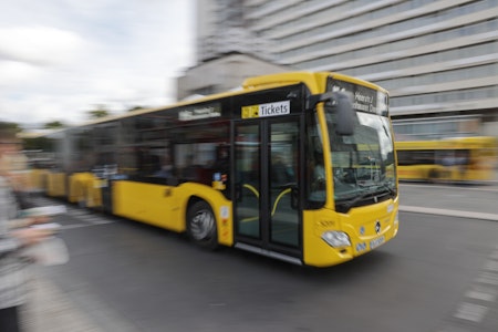 Schmargendorf: Frau wegen volksverhetzenden Spruchs in Bus festgenommen