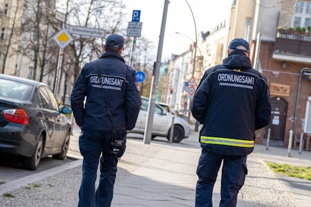 Friedrichsfelde: Autofahrer fährt zwei Ordnungsamt-Mitarbeiter an