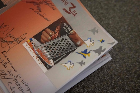 Ukraine wirbt mit geraspeltem Kreml auf Briefmarken um Kampfjets