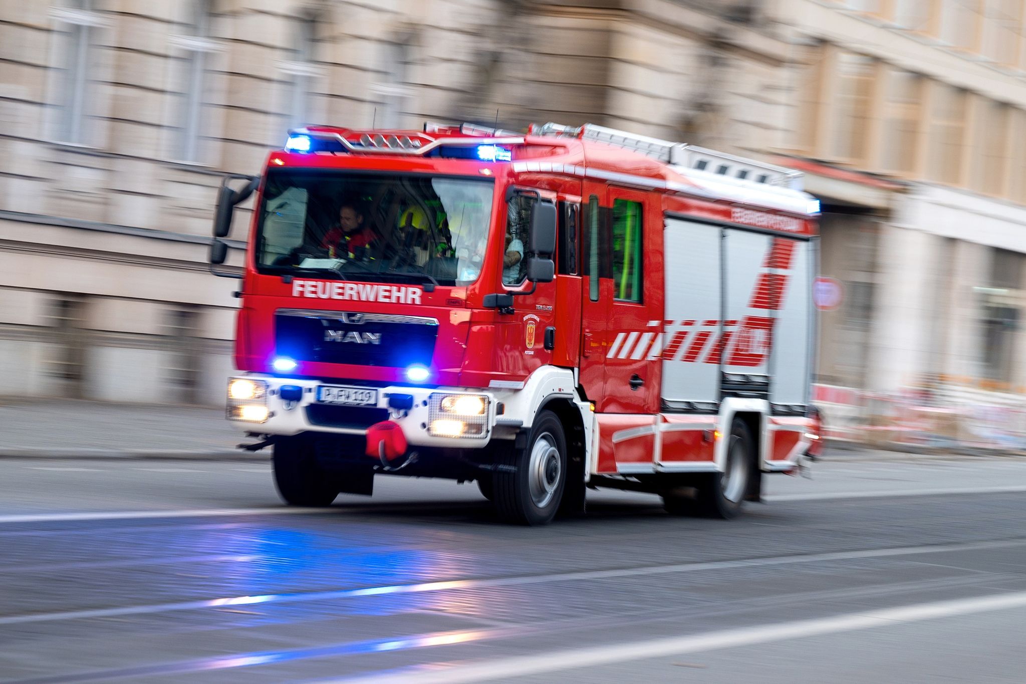 Brandstiftung in Berlin-Halensee: Betrunkener Mann z&uuml;ndet Wohnungst&uuml;r an - Festnahme