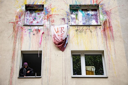 „Der Vorgang hier ist illegal“: Haus in der Habersaathstraße in Berlin-Mitte wird geräumt