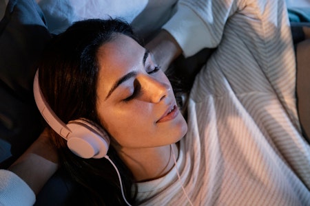 Lieder zum Einschlafen: Diese Songs helfen laut Studie am besten 