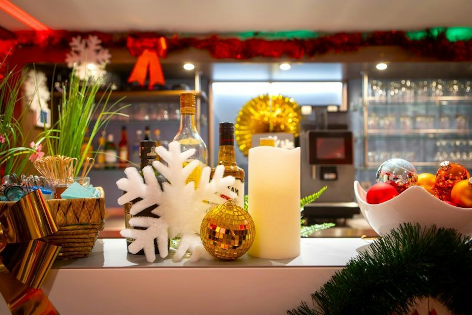 Die weihnachtlich geschmückte Bar.