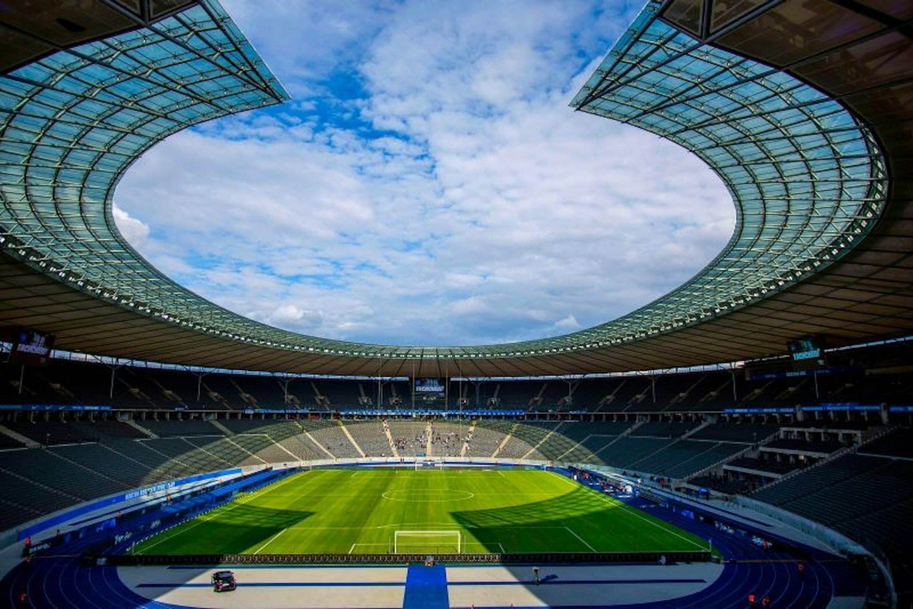 Das Olympiastadion Berlin: Heimspielstätte von Hertha BSC. Es bietet 74.475 Sitzplätze und ist mit der  blauen Farbe der Rennbahn weltweit einzigartig.