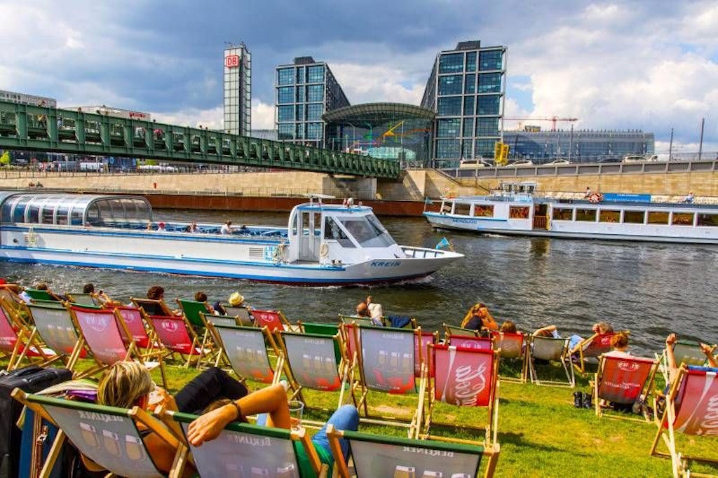 Chillen an der Strandbar„ Capital Beach“ mit Blick auf die Spree und den Hauptbahnhof.