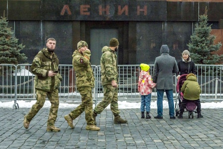 London: Russland wirbt Migranten und in Nachbarstaaten Soldaten an