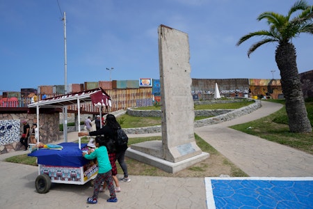 An der Grenze zu den USA: Stück der Berliner Mauer in Mexiko aufgestellt