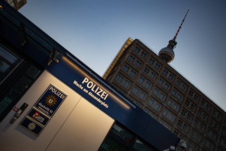Alexanderplatz: Mann mit Stichverletzung sucht Hilfe bei Polizei