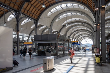 DB-Reisezentrum in Kiel: Unternehmer baut Türen aus, nachdem Bahn Rechnungen nicht zahlt