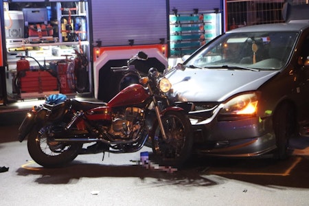Unfall in Baumschulenweg: Auto kracht mit Motorrad zusammen, Fahrerin verletzt