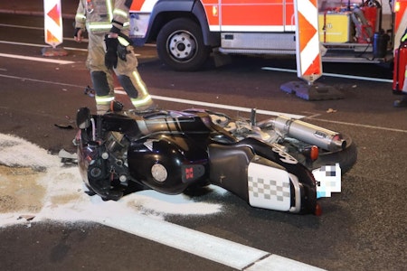 Unfall auf Warschauer Straße in Friedrichshain: Taxi und Motorrad krachen ineinander – Biker schwer…