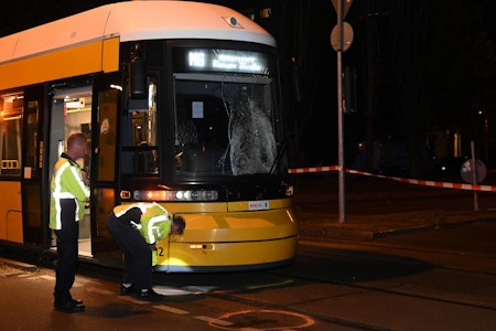 Unfall auf Landsberger Allee in Lichtenberg: Fußgänger von Tram erfasst – lebensgefährlich verletzt
