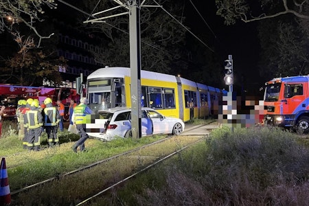 Unfall auf der Seestraße in Wedding: Mercedes kollidiert mit Tram – Auto eingeklemmt, Bahn entgleist