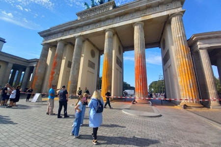 Brandenburger Tor: Letzte Generation besprüht Säulen mit Farbe