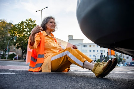 Polizei Berlin zerrt Letzte-Generation-Aktivistin weg: „Brauchen Sie einen Krankenwagen?“
