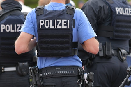 Berlin-Lichtenberg: Betrunkener Randalierer greift Geldtransporter an, wirft Hammer und beißt Poliz…