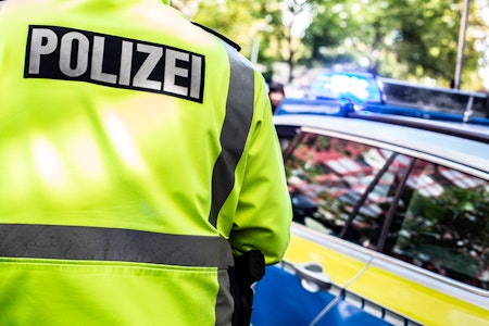 Polizei nimmt falschen Polizisten fest: „kontrollierte“ Geldbörsen von Touristen