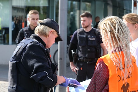 Letzte Generation von 50 Polizisten unterstützt: Offener Brief an Olaf Scholz