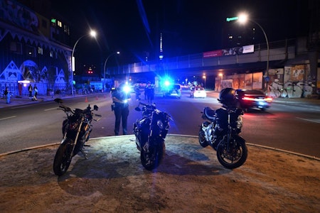 Friedrichshain: Motorradfahrer stürzt bei Überholmanöver – schwer verletzt
