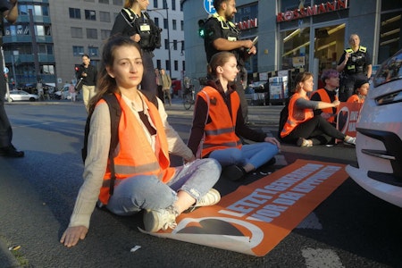 Letzte Generation in Berlin: Vorsichtige Aktivisten, schnelle Polizisten