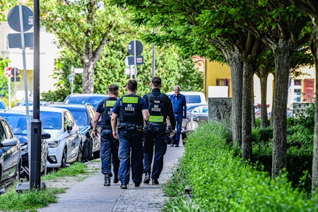Berlin-Wilmersdorf: Familie prügelt erst auf sich ein, dann auf Polizisten