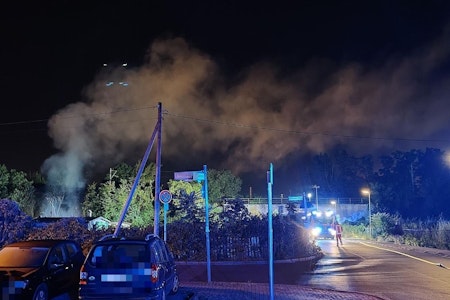 Berlin-Friedrichsfelde: Feuerwehr löscht Brand an Bahnstrecke