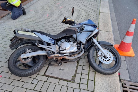 Motorrad-Unfall in Berlin-Biesdorf: Motorradfahrer landet im Krankenhaus