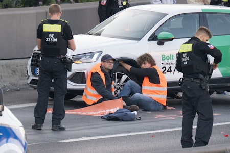Letzte Generation blockiert A100 in Berlin: Aktivisten kleben sich an Auto fest