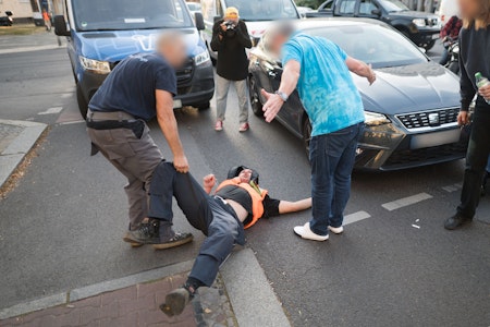 Letzte Generation: Warum die Polizei Berlin wütende Autofahrer wegdrängt