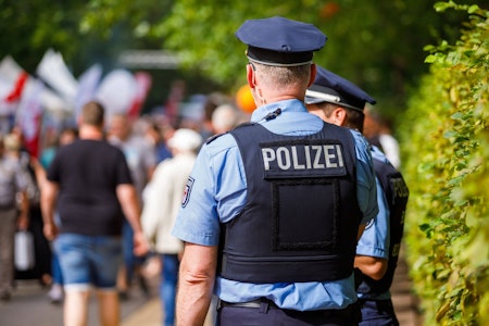 Potsdam: Mann bedroht Passanten mit Waffe und feuert Schuss ab