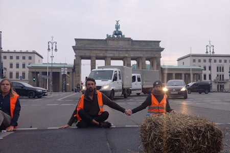 Letzte Generation blockiert am Donnerstag mit Heuballen Brandenburger Tor