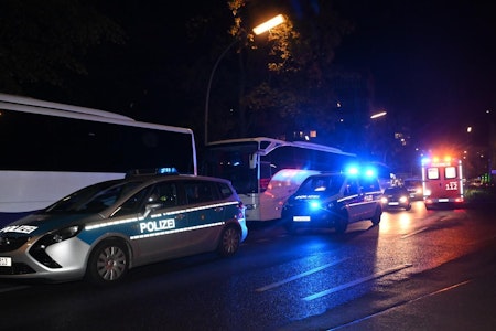 Blochplatz in Gesundbrunnen: Zehnköpfige Gruppe attackiert Mann – Festnahme