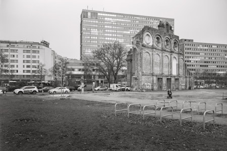 Die verkaufte Stadt: Julian Röders Fotoprojekt „Berlin nach 89“