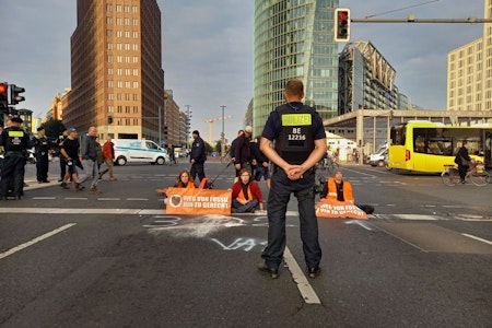Berlin: Letzte Generation blockiert Potsdamer Platz am Freitagmorgen