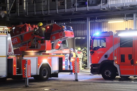 Feuerwehreinsatz in Berlin-Neukölln: Zigarettenfabrik brennt