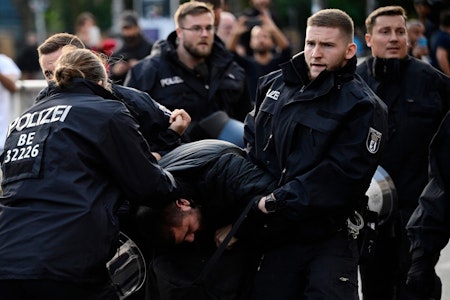Mann ruft in Berlin-Neukölln: „Wir töten alle Juden“ – dann führt die Polizei ihn ab