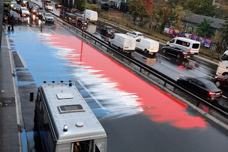 Letzte Generation malt Niederlande-Flagge auf die A100 – Blockaden legen Autobahnen lahm