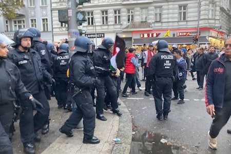 Flaschenwürfe und „Free Palestine“-Rufe: Polizei Berlin geht gegen Palästinenser-Protest in Neuköll…