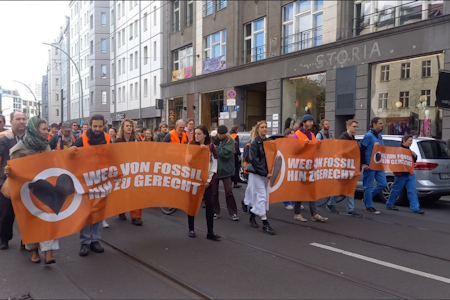 Berlin-Mitte: Letzte Generation blockiert am Rosenthaler Platz