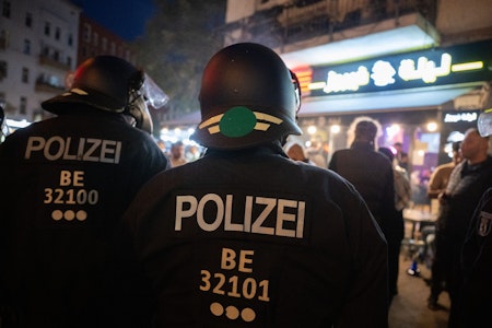 Böllerwürfe in Berlin-Neukölln: Polizei und pro-palästinensische Demonstranten geraten aneinander