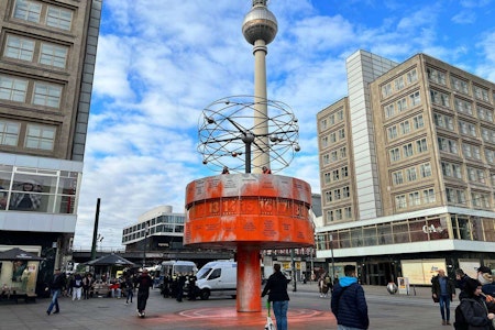 Berlin: Letzte Generation blockiert A100, Weltzeituhr mit Farbe besprüht