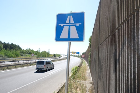 Berliner fährt mit Fahrrad auf der Autobahn A93 Richtung Italien