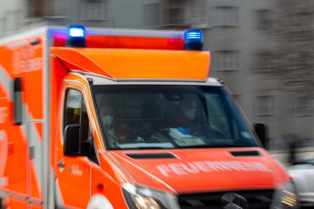 Feuerwehr im Einsatz in Köpenick: Frau stirbt nach Brand in Mehrfamilienhaus